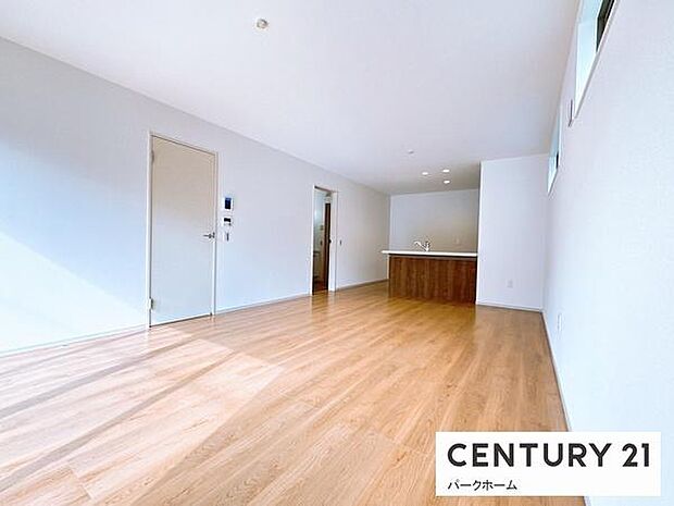 家族の笑顔が集まる広々リビング。自然と会話が弾む開放的なレイアウトで、ゆったりとした時間を過ごせます。家具の配置もしやすく、お好みのインテリアでくつろぎの空間を演出できます。