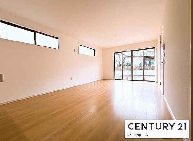 【リビング】大きな窓があり、陽当たりも良く、気持ちのいいリビングになっております!