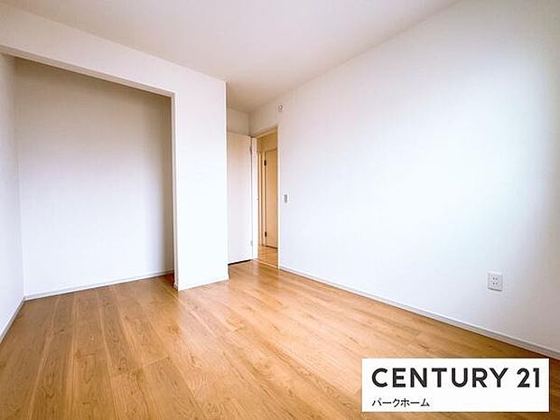 採光のある洋室。子供部屋や趣味のお部屋としてもお使いいただけます!