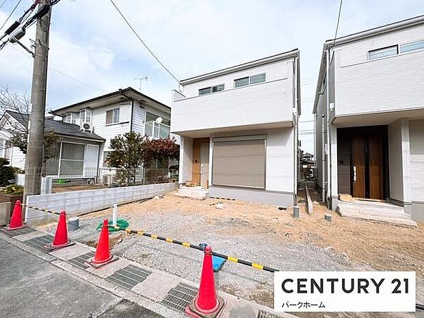 落ち着いた住宅街の一画。前面道路は見通しがよく、車の出し入れもしやすい環境です