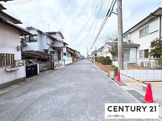 周辺は戸建が建ち並ぶ落ち着いた住環境