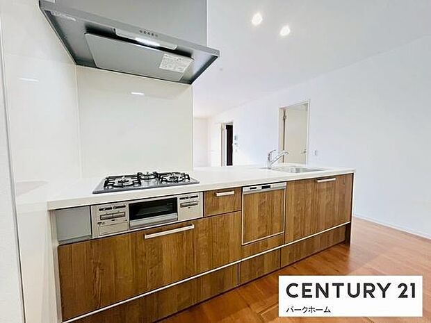 面倒な食器洗いは食洗機にお任せ！食後の片付け時間が短縮され、家族団らんの時間や自分のための時間が増えます。高温洗浄で手洗いよりもピカピカに。忙しい毎日にゆとりを生む嬉しい設備です。