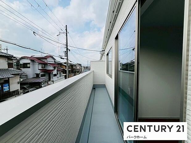 【バルコニー】日当たりの良い広々したバルコニーで洗濯物も楽ちん！