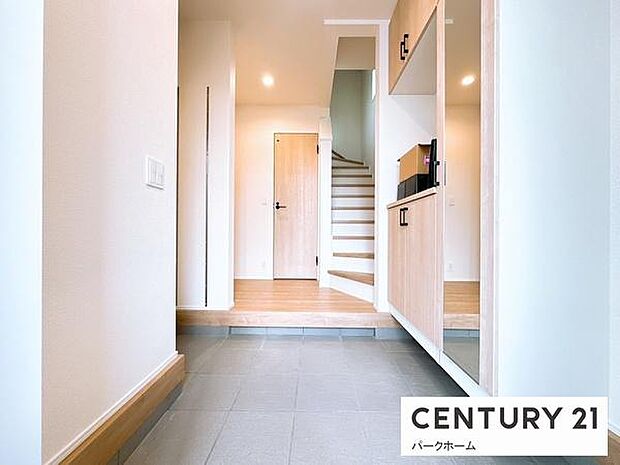 玄関も広々として大容量のシューズボックスや土間収納を完備