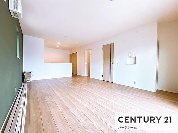 【リビング】採光面が多く明るいリビングです。