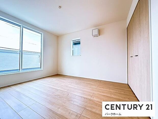 【寝室】日当たりの良い寝室になります。