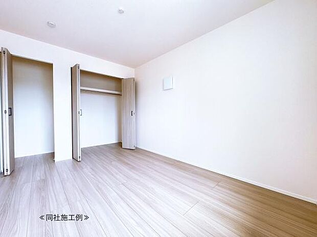 【洋室】日当たりも良く、明るい生活ができますよ!収納もばっちり!