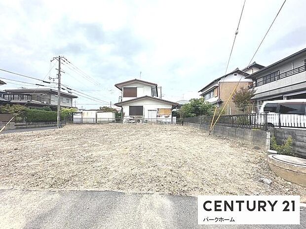 ひろびろ整形地。前面道路との高低差が少なく、周辺は落ち着いた住宅街で、車の出入りもしやすい立地。