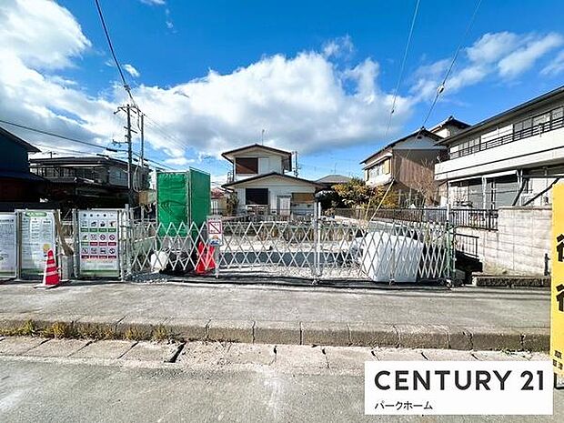 ひろびろ整形地。前面道路との高低差が少なく、周辺は落ち着いた住宅街で、車の出入りもしやすい立地。
