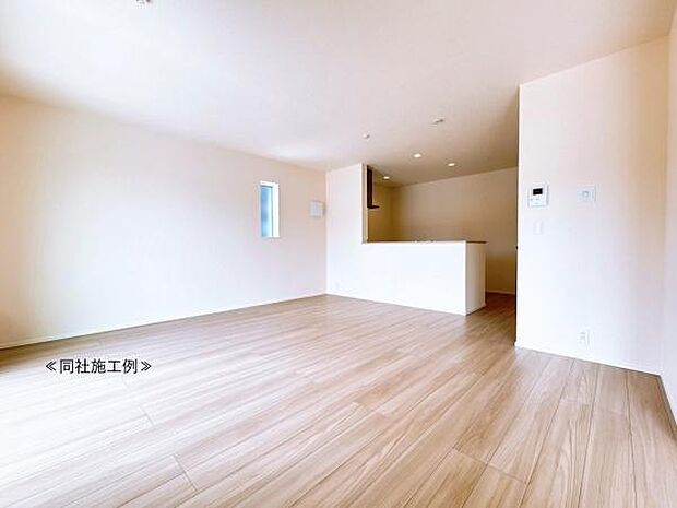 【リビング】採光面が多く明るいリビングです。