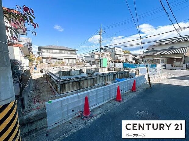 ひろびろ整形地。前面道路との高低差が少なく、周辺は落ち着いた住宅街で、車の出入りもしやすい立地。