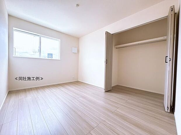 【洋室】明るい陽射しが入ります。