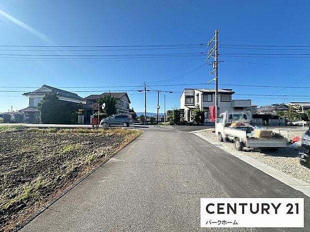 前面道路は見通しがよく、車の切り返しもしやすい間口。