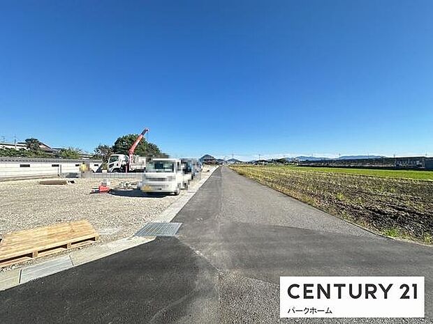 前面道路はフラットで出入りしやすく、車の運転が苦手な方にも安心。