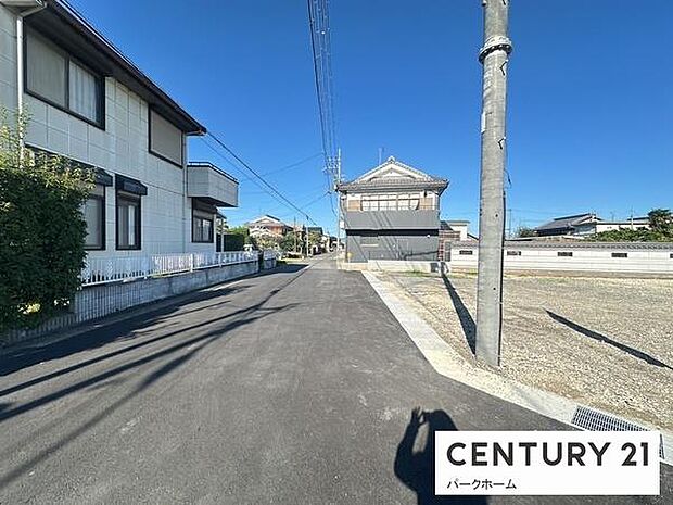 住宅が整然と並ぶエリアで、落ち着いた街並みが広がります