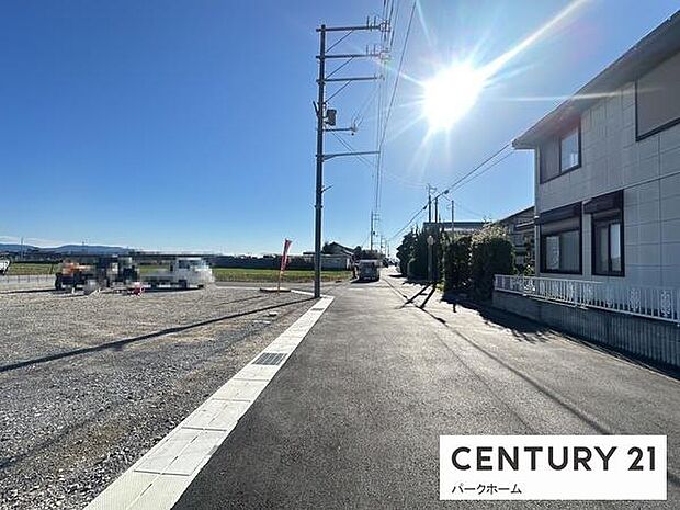 周辺は整った住宅街で、落ち着いた住環境が魅力です。