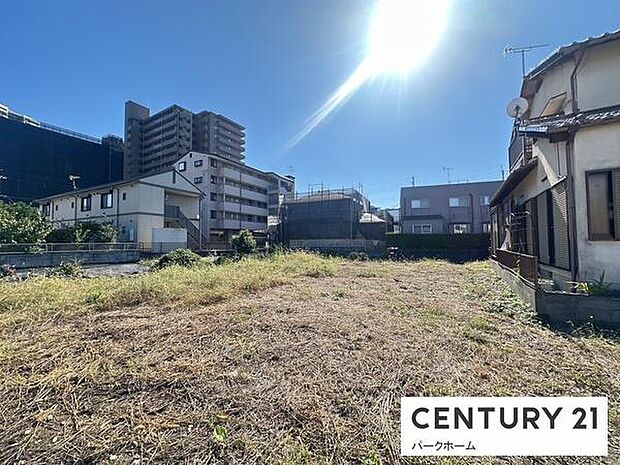 落ち着いた住宅街の一画。前面道路は見通しがよく、車の出し入れもしやすい環境です