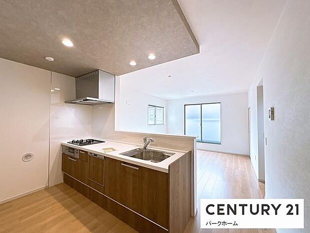 【キッチン】カウンターキッチンですので、家事をしながらご家族との時間を楽しめます!