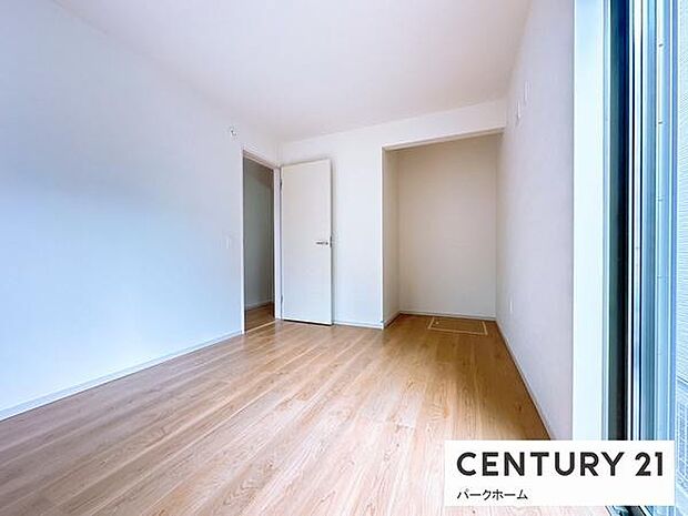 【寝室】日当たりの良い寝室になります。