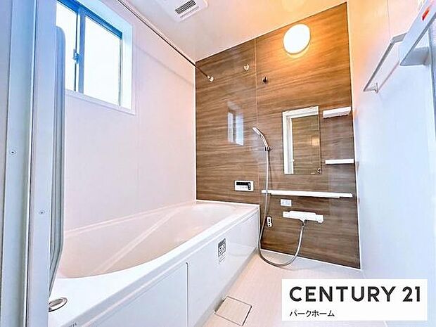 【バスルーム】日々の疲れを癒すバスルームです!浴室乾燥暖房機能はもちろん、換気の為の窓があるのもポイント!