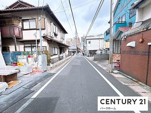 周辺は2階建て中心の住宅街で落ち着いた住環境。生活動線を描きやすい立地です。