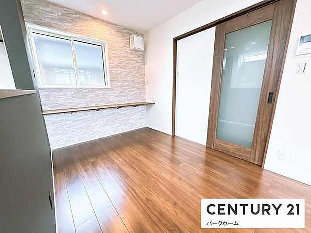 石目調アクセントと造作カウンターが映える多目的スペース。ワークや宿題、家事の合間のPC作業にも便利