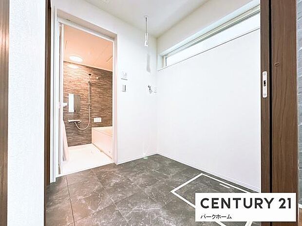 物干しフック付きで室内干し可能。入浴〜着替え〜洗濯が一か所で完結できる家事ラク設計