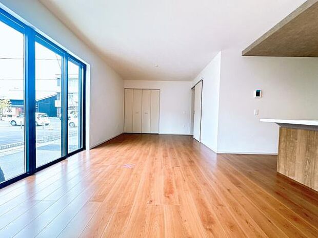 心地よい光と風が入るリビングです。