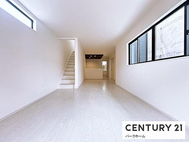 【リビング】明るいリビングです!陽当たりも良く、気持ちのいいリビングになっております。