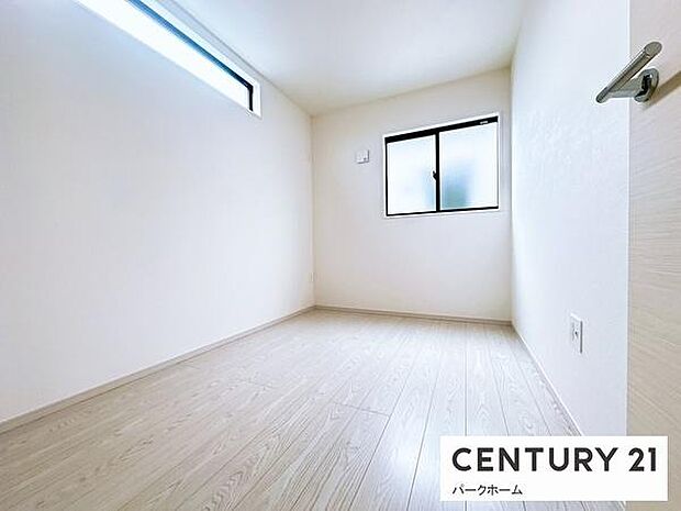 採光のある洋室。子供部屋や趣味のお部屋としてもお使いいただけます!