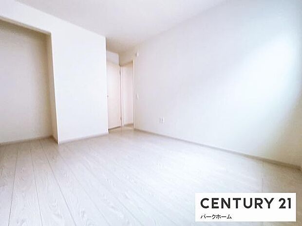 採光のある洋室。子供部屋や趣味のお部屋としてもお使いいただけます!