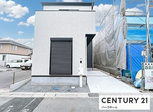 白と黒のコントラストが際立つスタイリッシュな外観の新築住宅です。キューブ型のモダンなフォルムに、石目調のホワイト系外壁が清潔感と高級感を演出しています