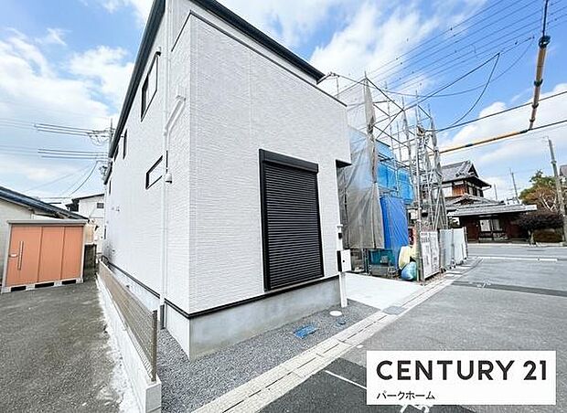 スタイリッシュなホワイト系サイディングと、ブラックのシャッター・建具が織りなすモダンなキューブフォルム。洗練された外観が街並みに映える、こだわりの新築住宅です。