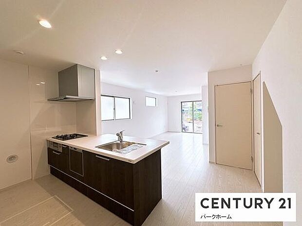 【リビング】明るいリビングです！陽当たりも良く、気持ちのいいリビングになっております。