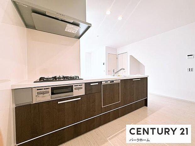 【キッチン】カウンターキッチンですので、家事をしながらご家族との時間を楽しめます！