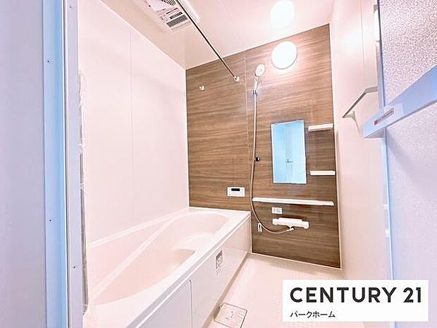 【バスルーム】日々の疲れを癒すバスルームです！浴室暖房乾燥機付きで、季節に合わせた快適なバスタイムを実現！