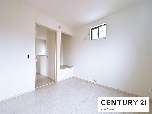 【2階 洋室】明るい陽射しが入ります。収納もばっちり！