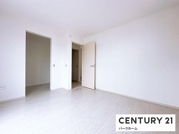 収納力があり寝室としても洋室としても利用可能です。