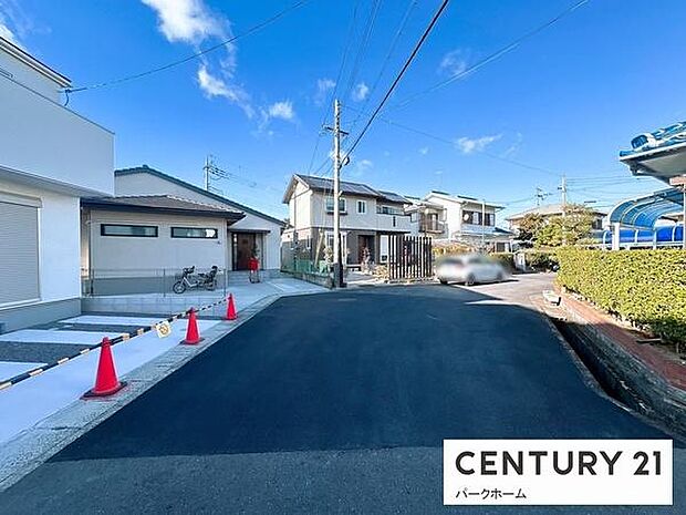 道路からの視線をほどよく外した横長窓で、採光とプライバシーのバランスに配慮