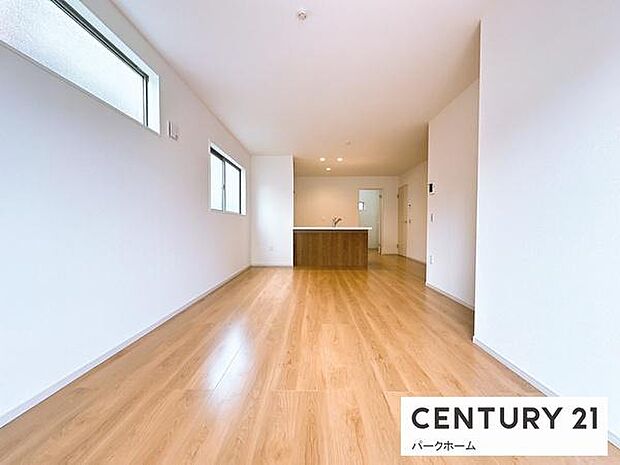 【リビング】陽当たりが良く、気持ちのいいリビングになっております。