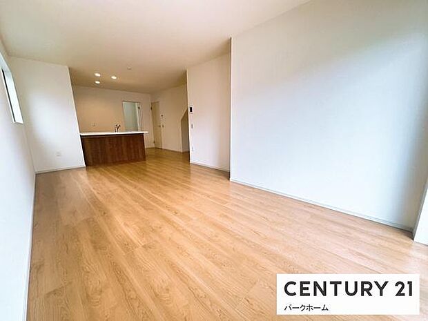 【リビング】陽当たりが良く、気持ちのいいリビングになっております。