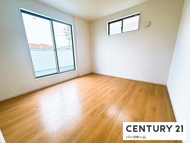 【洋室】明るい陽射しが入ります。