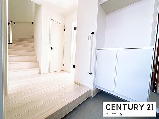 【玄関】玄関スペースです！収納も完備！