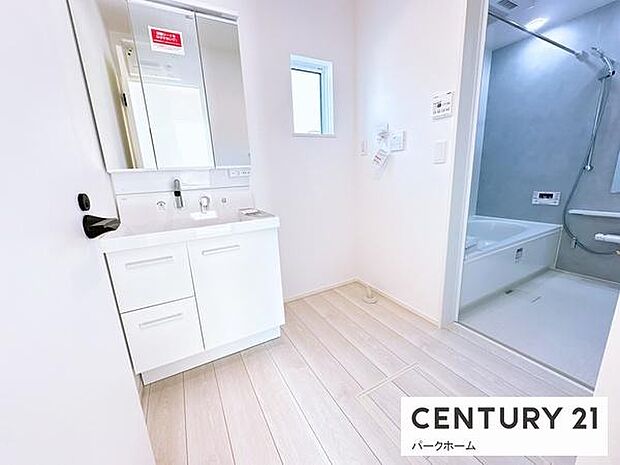 【洗面所】洗面化粧台三面鏡で収納力たっぷりです！