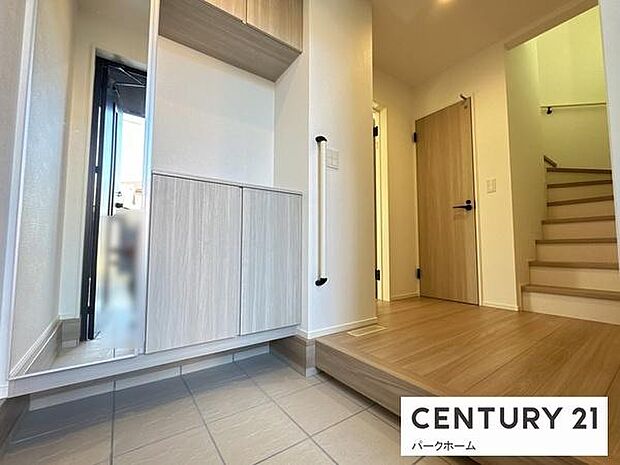 【玄関】玄関スペースです。シューズボックス付き。