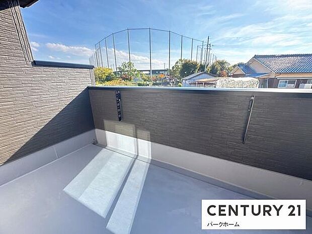 【バルコニー】日当たりの良い広々したバルコニーで洗濯物も楽ちん！