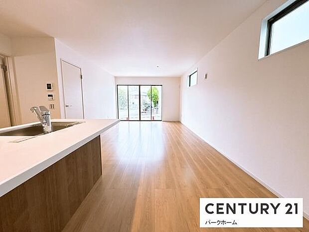 【リビング】明るいリビングです!陽当たりも良く、気持ちのいいリビングになっております。