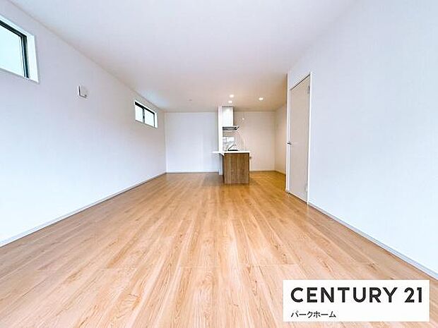 高窓から自然光がたっぷりと差し込み、室内を明るく照らします。