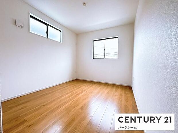 採光のある洋室。子供部屋や趣味のお部屋としてもお使いいただけます!