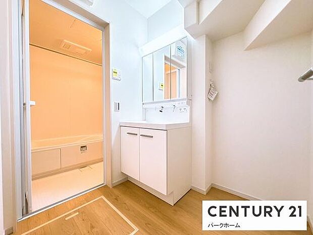 【洗面所】洗面化粧台三面鏡で収納力たっぷりです!